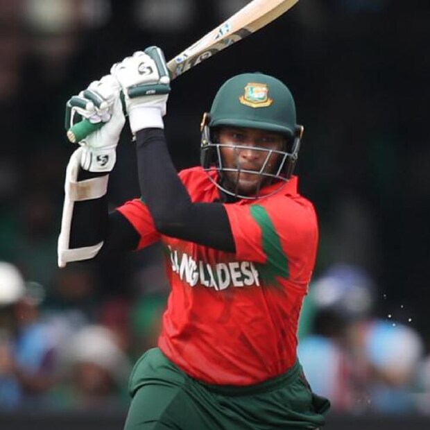 উমর গুল, অজন্তা মেন্ডিস,  সৈয়দ আজমল ও লাসিথ মালিঙ্গাকে টপকে টি-২০ বিশ্বকাপে সর্বাধিক উইকেট শিকারীর তালিকায় সাকিব এখন শাহিদ আফ্রিদির সঙ্গে এক নম্বরে। পাকিস্তানের শাহিদ আফ্রিদি টি-২০ বিশ্বকাপে ৩৪টি ম্যাচ খেলে ৩৯টি উইকেট পেয়েছিলেন।