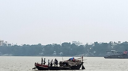 বেআইনি বালি ব্যবসা বেআইনি বালি ব্যবসা