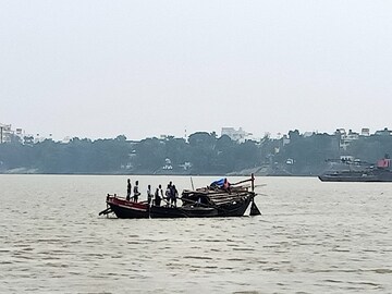 বেআইনি বালি ব্যবসা