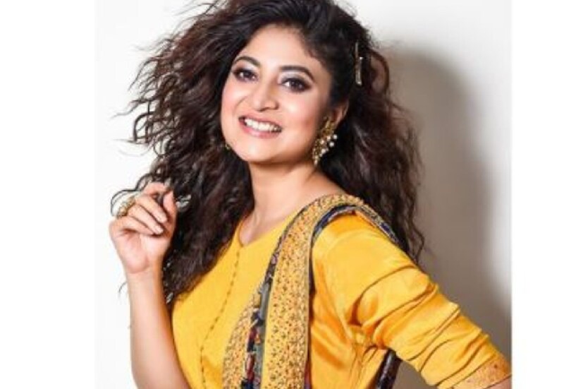 সন্দীপ্তা সকালেই এই ছবিটি পোস্ট করে শুভেচ্ছা জানিয়েছেন। হলুদ ডিজাইনার ড্রেস বেছে নিয়েছেন তিনি। 