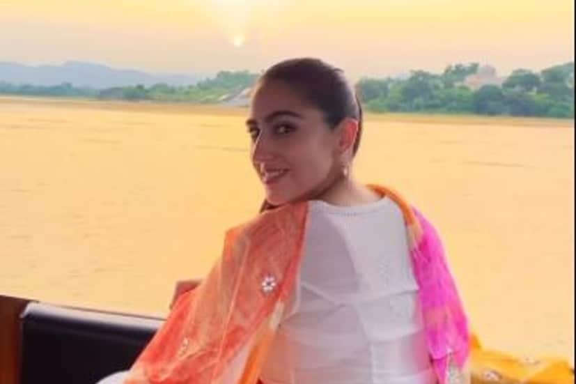 নৌকো বিহারে সারা আলি খান বেছে নিয়েছেন একটি সাদা রঙের কুর্তা চুড়িদারের সঙ্গে মাল্টি কালার্ড বাঁধনি ওড়না। 