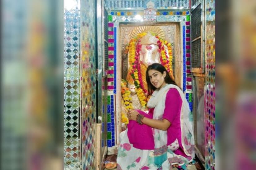 রাজস্থানের উদয়পুরের খুবই বিখ্যাত মন্দির বোহরা গণেশ মন্দির। সেই মন্দিরে সারাকে দেখা গিয়েছে হাফ হাতা ঘন গোলাপি রঙের একটি কুর্তা পরতে। তার সঙ্গে শারারা প্য়ান্ট পরেছেন অভিনেত্রী। সঙ্গে এক‌টি হালকা প্রিন্টেড ওড়না। 