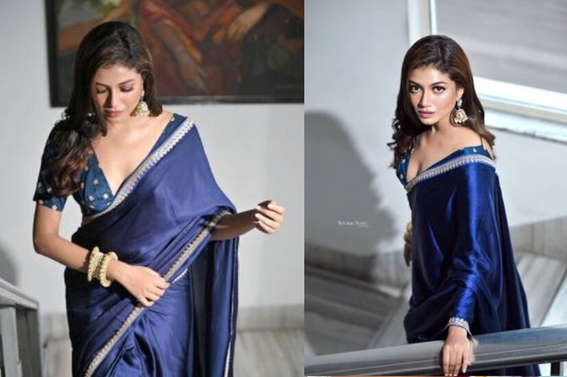 সৌরসেনী আজকের জন্য বেছে নিয়েছেন ঘন নীল রঙের শাড়ি ও ব্লাউজ। 