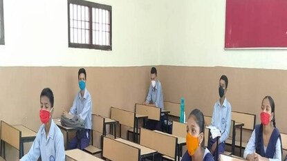 ৭) তামিলনাড়ু: প্রথম শ্রেণি থেকে দ্বাদশ শ্রেণি পর্যন্ত ক্লাস শুরু হয়ে যাবে আগামী ১ ফেব্রুয়ারি থেকে। জানিয়ে দিয়েছেন মুখ্যমন্ত্রী এমকে স্ট্যালিন। তবে লোয়ীর কেজি, আপার কেজি এবং প্লেস্কুল এখন বন্ধ থাকবে। কলেজ, বিশ্ববিদ্যালয়, পলিটেকনিক প্রশিক্ষণ কেন্দ্র খুলে যাবে। ৭) তামিলনাড়ু: প্রথম শ্রেণি থেকে দ্বাদশ শ্রেণি পর্যন্ত ক্লাস শুরু হয়ে যাবে আগামী ১ ফেব্রুয়ারি থেকে। জানিয়ে দিয়েছেন মুখ্যমন্ত্রী এমকে স্ট্যালিন। তবে লোয়ীর কেজি, আপার কেজি এবং প্লেস্কুল এখন বন্ধ থাকবে। কলেজ, বিশ্ববিদ্যালয়, পলিটেকনিক প্রশিক্ষণ কেন্দ্র খুলে যাবে।