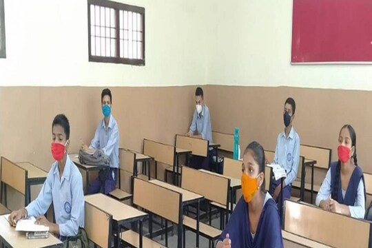 ৭) তামিলনাড়ু: প্রথম শ্রেণি থেকে দ্বাদশ শ্রেণি পর্যন্ত ক্লাস শুরু হয়ে যাবে আগামী ১ ফেব্রুয়ারি থেকে। জানিয়ে দিয়েছেন মুখ্যমন্ত্রী এমকে স্ট্যালিন। তবে লোয়ীর কেজি, আপার কেজি এবং প্লেস্কুল এখন বন্ধ থাকবে। কলেজ, বিশ্ববিদ্যালয়, পলিটেকনিক প্রশিক্ষণ কেন্দ্র খুলে যাবে।