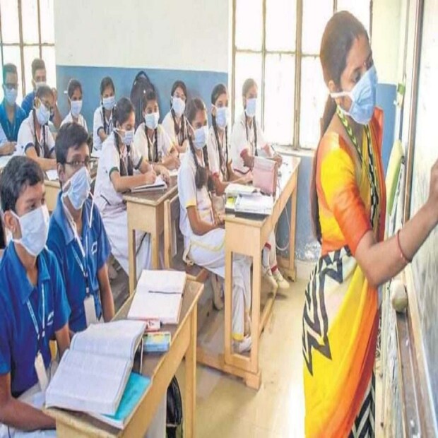 নির্দেশিকা অনুযায়ী, একেকটি সেকশনকে একাধিক ঘরে ভাগ করে দিতে হবে। সেক্ষেত্র দুই বা ততোধিক ঘরে হবে ক্লাস। সেই ভাবেই রুটিন তৈরি করতে হবে স্কুলগুলিকে। 
