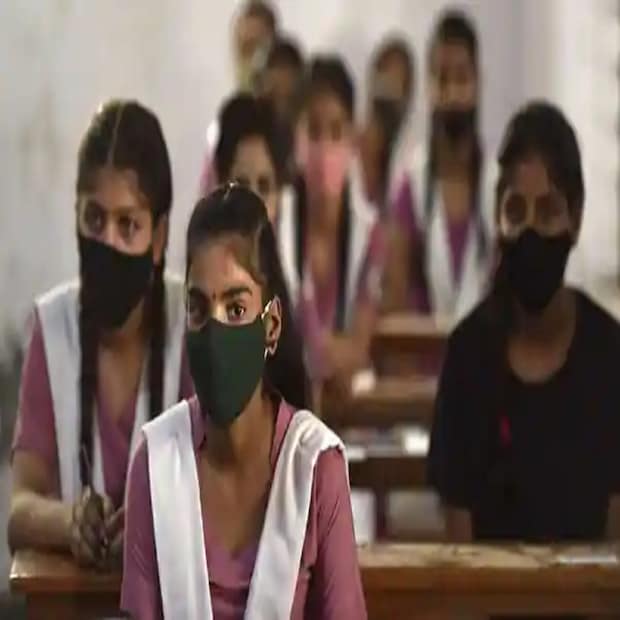 সংশ্লিষ্ট শিক্ষাপ্রতিষ্ঠানের প্রধান সেই পাস ইস্যু করতে পারবেন বলে জানিয়েছে শিক্ষা দফতর। তবে, অভিভাবকরা কোনও মতেই স্কুলে প্রবেশ করতে পারবেন না। মিড-ডে মিলও আর দেওয়া হবে না স্কুলে। বাড়িতে পাঠিয়ে দেওয়া হবে মিড-ডে মিলের যাবতীয় সরঞ্জাম।