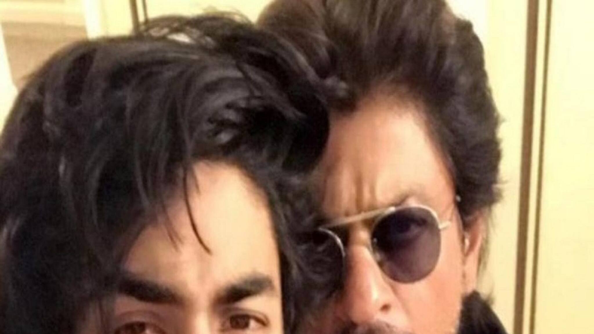 Shah Rukh Khan| Aryan Khan|| আরিয়ানের গ্রেফতারির পর প্রথম প্রকাশ্যে শাহরুখ খান, অনুরাগীরা ঘিরে ধরে যা ঘটালেন দেখুন...