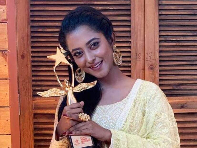 এই মাসই শেষ হবে ‘দেশের মাটি’। কিন্তু কেন এক বছরেরও কম সময়ে শেষ হচ্ছে এই সিরিয়াল, তা নিয়ে নীরব চ্যানেল কর্তৃপক্ষ ও প্রযোজনা সংস্থা। জি বাংলার ‘ত্রিনয়নী’ ধারাবাহিকের সঙ্গে অভিনয় দুনিয়ায় আত্মপ্রকাশ শ্রুতির, তাঁর দ্বিতীয় সিরিয়াল ‘দেশের মাটি’ এবার শেষের পথে।