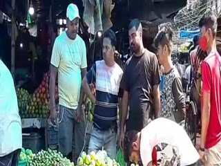 মাস্ক নেই কারও...
