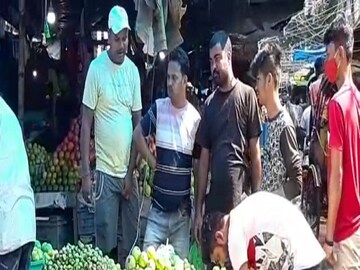 মাস্ক নেই কারও...