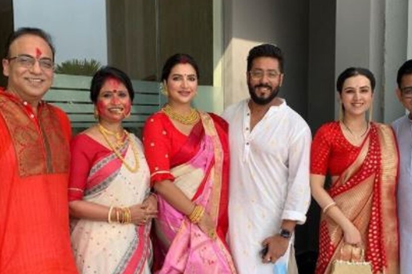 আরবানায় রাজ শুভশ্রীর সঙ্গে সিঁদুর খেলেছেন পরিচালক অরিন্দম শীলও। নিজেই শেয়ার করেছেন ছবি। 