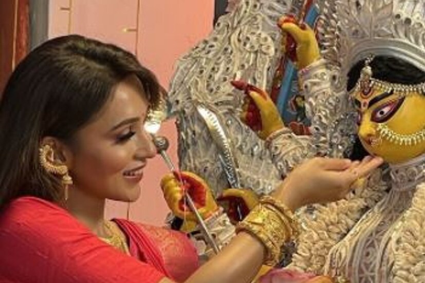 বিয়ে হয়নি তো কী! দেবীকে বরণ করছেন অভিনেত্রী মিমি চক্রবর্তী। 