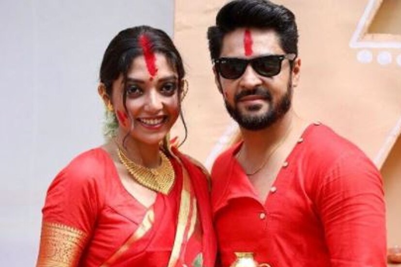 বিয়ের পরে প্রথম সিঁদুর খেলা দেবলীনা কুমার ও গৌরব চট্টোপাধ্য়ায়ের। 