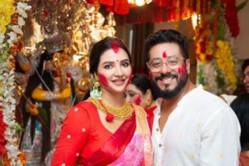 সিঁদুরে পরস্পরকে রাঙিয়ে তুলেছেন রাজ ও শুভশ্রী।