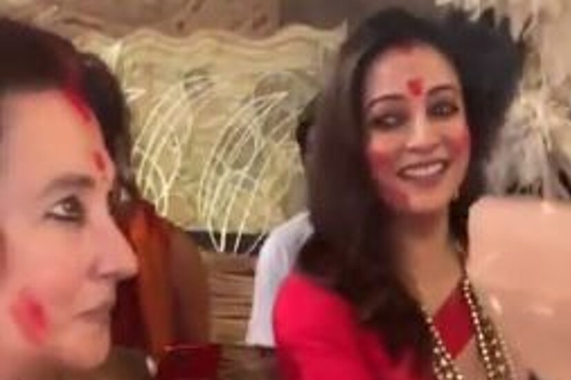 মা মেয়ে মুনমুন সেন ও রাইমা সেনও সিঁদুর খেললেন একসঙ্গে। 