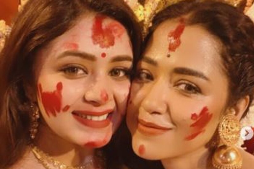 শুধু মাত্র বিবাহিতরাই সিঁদুর খেলবেন এর কোনও মানে নেই। একসঙ্গে সিঁদুর খেললেন সোহিনী ও ঋতাভরী। 