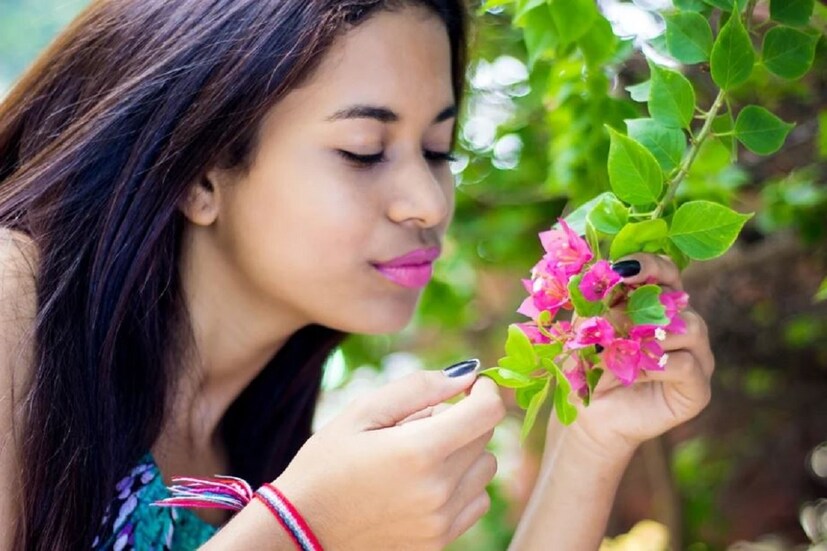 এছাড়া আরও একটি সাধারণ লক্ষণ, যা সবাই জানেন তা হল স্বাদ গন্ধ চলে যাওয়া। উপরের উপসর্গগুলি থাকলে অবশ্য়ই সতর্ক হন।