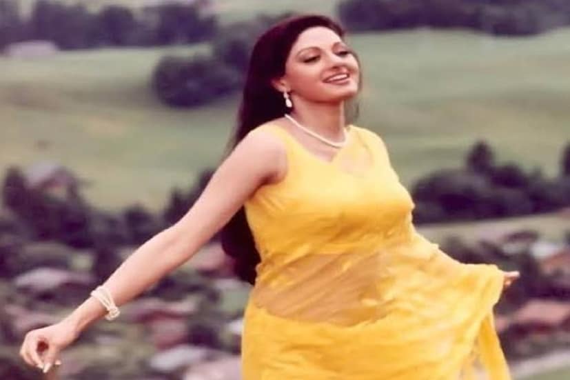 বলিউডে শুধু সুন্দরী শ্রেষ্ঠাদের যদি একটা তালিকা তৈরি করা হয় তাহলে নিঃসন্দেহে একদম প্রথম দিকের সারিতেই থাকবেন শ্রীদেবী৷ সম্প্রতি তাঁর মেয়ে জাহ্নবী কাপুর ফের একবার রেট্রো লুকে নিজের মায়ের স্মৃতি উসকে দিলেন৷ - Photo- Collected 
