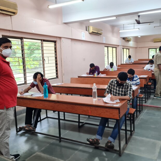 স্ট্রেসের সমস্যা এবং সমাধান কোনও বিষয় নিয়ে ভয় বা সমস্যা থাকলে অবশ্যই তা বাড়িতে বা প্রিয় শিক্ষক ও বন্ধুদের সঙ্গে শেয়ার করা যেতে পারে। ভালো মনোযোগের জন্য ৭ ঘণ্টার ঘুম অত্যন্ত জরুরি। এছাড়াও দিনে অন্তত ৩০ মিনিটের জন্য রোজ ব্যায়াম করা উচিত, যোগাসন বা মেডিটেশনের অভ্যাস থাকল সেটি আরও ভালো ফলাফল দেবে।