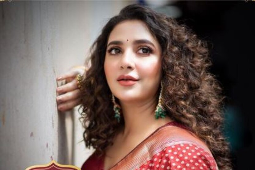 শুভশ্রী তাঁর ফ্যাশন স্টেটমেন্টে আজকাল তাক লাগাচ্ছেন। পোশাকের সঙ্গে চুলের স্টাইল দেখার মতো। 