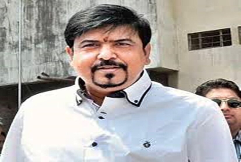 সুজিত বাবু অবশ্য বলছেন, "আমরা দেখাই বাকিরা আমাদের ফলো করে৷" তবে পুজোর স্বকীয়তা গত কয়েক বছরে বজায় রেখেছেন সুজিত বসু। এর বাইরেও একাধিক নেতা বা নেত্রীর পুজো অবশ্য নজরকাড়া আছে রাজ্য জুড়ে। কিন্তু এই সব পুজোর লড়াই না দেখলে অনেকেই বলেন ঠাকুর দেখা হল না।