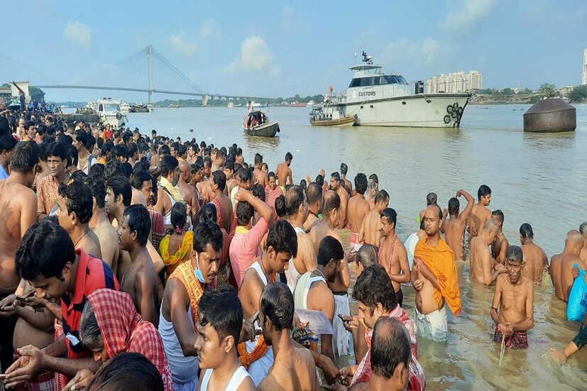 *সূর্য দেবতা কে সাক্ষী রেখে পূর্ব পুরুষদের আত্মার শান্তি কামনায় সকাল থেকেই গঙ্গার ঘাট গুলিতে ছিল মানুষের ভিড়। তবে প্রত্যেকটি গঙ্গার ঘাটে ঘাটে দুর্ঘটনা এড়াতে প্রস্তুত ছিল প্রশাসন।