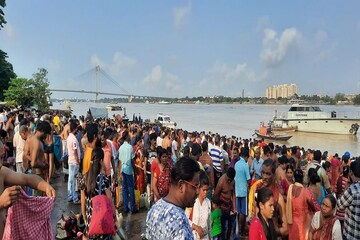 আজ মহালয়া, গঙ্গার ঘাটে ঘাটে চলছে তর্পণ, দেখুন ছবিতে...