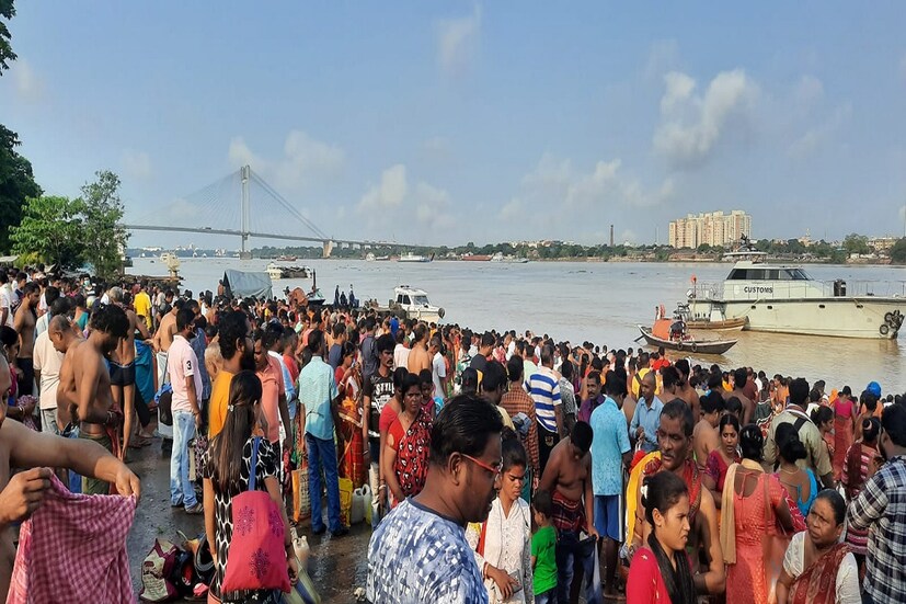 *আজ মহালয়া। পিতৃপক্ষের অবসানে সূচনা হল দেবীপক্ষের। আগামী রবিবার পঞ্চমী। তবে আজ মহালয়ার বিকেল থেকেই শহরের বহু পুজো মণ্ডপ খুলে দেওয়া হবে। প্রতিবেদন ও ছবি: ভেঙ্কটেশ্বর লাহিড়ী।  
