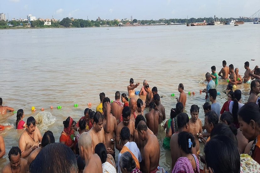 *মহালয়ার ভোরে প্রত্যেকটি গঙ্গার ঘাটে পিতৃ-পুরুষের শান্তি কামনার ভিড় জমান সন্তান-সন্ততিরা। আর ঠিক সেই মতই সকাল থেকেই গঙ্গার ঘাট গুলিতে দেখা গেল মানুষের উপচে পড়া ভিড়।