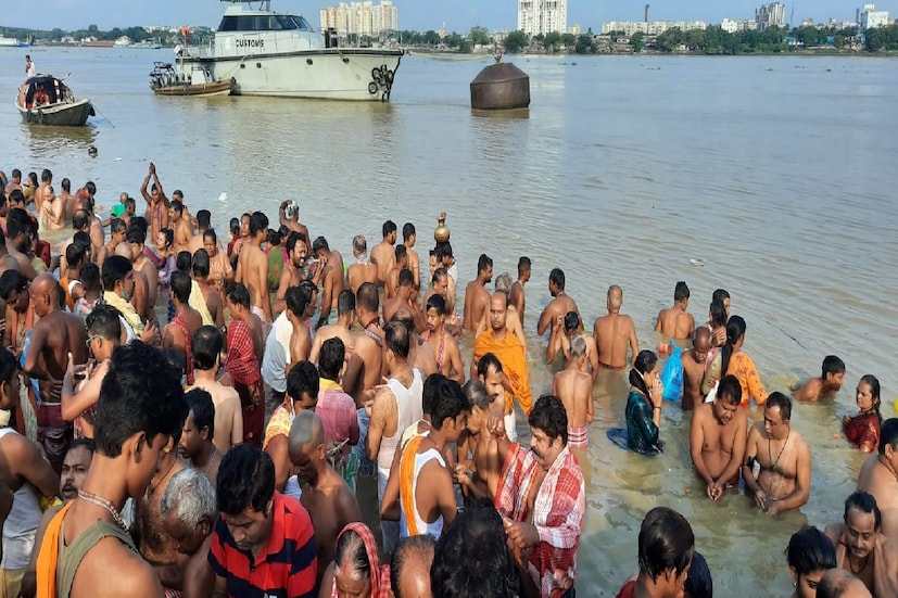 *অন্যদিকে, প্রতিবারের মতো এবারেও ডায়মন্ড হারবারের সাংসদ অভিষেক ব্যানার্জির উদ্যোগে দলীয় নেতৃত্বের পক্ষ থেকে গঙ্গার ঘাটে তর্পণ করতে আসা প্রত্যেকটি মানুষের জন্যই ছিল বিশেষ ব্যবস্থা।