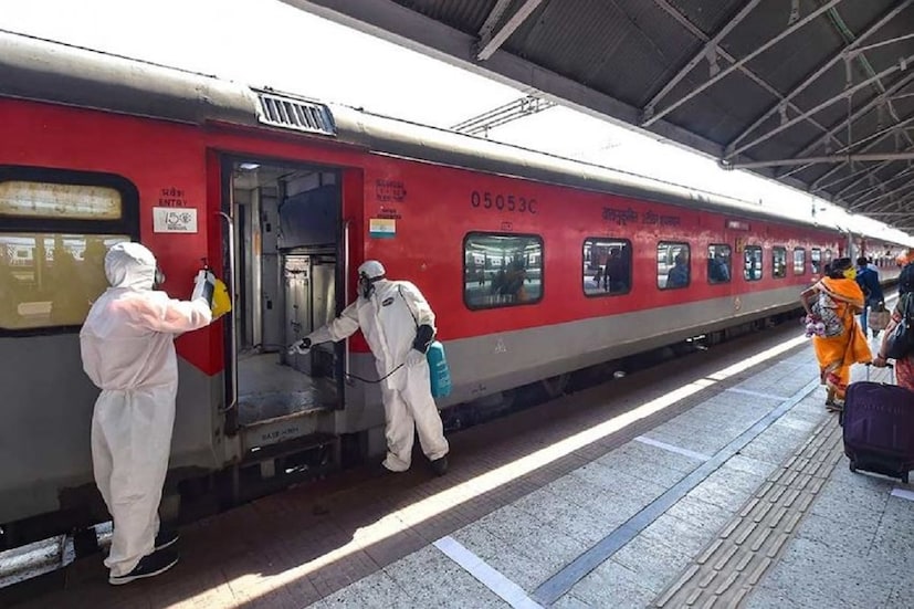 #নয়াদিল্লি : ভারতীয় রেলওয়ে (Indian Railways) রাত পোহালেই নতুন টাইম টেবল অনুসারে দৌড়বে এই স্পেশাল ট্রেনগুলি৷ খবর অনুযায়ি ১৩ হাজার প্যাসেঞ্জার ট্রেন ও ৭ হাজার মালগাড়ি শামিল রয়েছে এই নতুন টাইম টেবলে৷ পাশাপাশি দেশের ৩০ টি রাজধানী ট্রেনেরও সময় বদলে যাবে৷