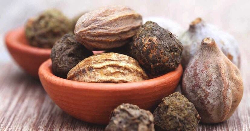 খাস্তা, নরম, হালকা এবং স্বাস্থ্যকর সাবুদানার বড়া  তৈরি করতে প্রথমে ভেজানো সাবুদানা, চিনাবাদাম, কাঁচা মরিচ,লবণ, লাল মরিচের গুঁড়াো, সেদ্ধ আলু, ধনে পাতা এবং লেবুর রস মিশিয়ে নিন। এরপরগোল বলের মতো করে তেলে ভেজে নিন। দই দিয়ে খান।