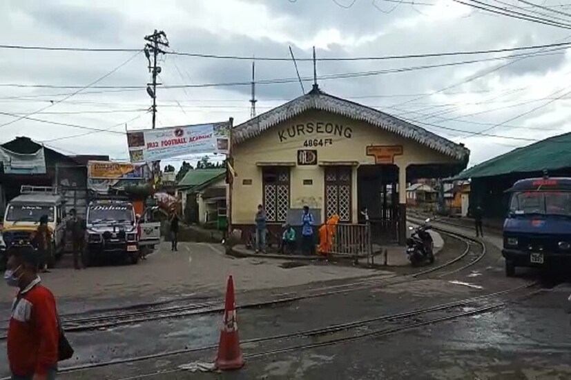স্থানীয় বাসিন্দা মঞ্জু ছেত্রী জানান, এতে এলাকায় ব্যবসা বাড়বে।শুধু তাইই নয়! দার্জিলিং ও ঘুমের মধ্যে বাড়ানো হয়েছে &quot;জয় রাইডের&quot; সংখ্যাও! চলতি মরসুমেই চালু করা হয়েছিল ৪টি স্টিম এবং ৪টি ডিজেল চালিত ট্রেন। উৎসবের মরসুমে পর্যটকদের চাপ কমাতে আরো ১টি করে স্টিম ও ডিজেল ইঞ্জিনের পরিষেবাও চালু করা হচ্ছে। প্রতিদিনই বহু পর্যটকলে ফেরাচ্ছে দার্জিলিং হিমালয়ান রেলওয়ে। 