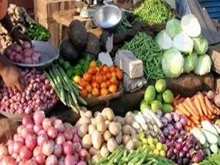 রাজ্যের বেশিরভাগ বাজারেই এক ছবি। ক্রেতাদের কথায় বাজারে সব জিনিসপত্রের অস্বাভাবিক মূল্যবৃদ্ধিতে (Bhaiphota Vegetable Prices) সমস্যায় পড়েছেন তাঁরা। কেউ কেউ জানান, বাজারে এসে খালি হাতেই বাড়ি ফিরে যাচ্ছেন তাঁরা। জিনিসপত্রের যা দাম তাতে কতটা গুছিয়ে ভাইদের পছন্দ মতো পদ পাতে তুলে দিতে পারবেন তাই নিয়ে চিন্তার ভাঁজ বোনেদের কপালে।