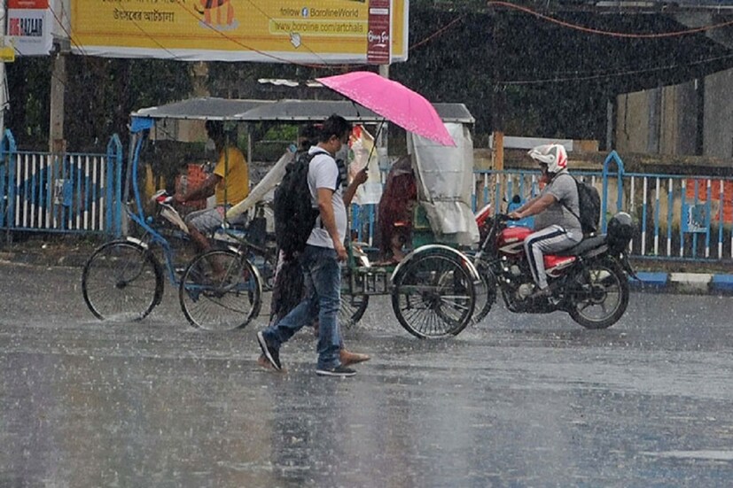 পুজোয় আবহাওয়া: দক্ষিণবঙ্গে শনিবার থেকে মঙ্গলবার...চতুর্থী থেকে সপ্তমী পরিষ্কার আকাশ । বৃষ্টির সম্ভাবনা কম। তাপমাত্রা স্বাভাবিকের উপরে। আর্দ্রতাজনিত অস্বস্তি কিছুটা থাকবে। বুধবার থেকে শুক্রবার... অষ্টমী থেকে দশমী। কলকাতা , উত্তর ও দক্ষিণ 24 পরগনা , পূর্ব পশ্চিম মেদিনীপুর,  হাওড়া ও হুগলি। সাত জেলায় হালকা থেকে মাঝারি বৃষ্টির পূর্বাভাস। বজ্রবিদ্যুৎ সহ বৃষ্টি হতে পারে। দক্ষিণবঙ্গের বাকি জেলাতেও আংশিক মেঘলা আকাশ। হালকা বৃষ্টির সম্ভাবনা।