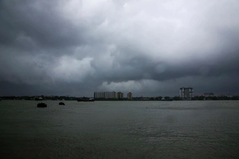 আগামী কয়েকদিনে ধীরে ধীরে রাতের তাপমাত্রা (West Bengal Weather Update) স্বাভাবিকের নীচে নামলে, জাঁকিয়ে বেশ হাড়কাপানো শীত অনুভব করবে বঙ্গবাসী। এমনটাই জানাচ্ছে আবহাওয়া দফতর। সুতরাং কালীপুজো ও ভাইফোঁটা বেশ শীত শীত আমেজেই (West Bengal Weather Update) কাটতে চলেছে।