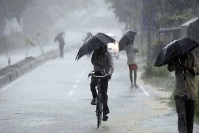 দক্ষিণবঙ্গের প্রায় সব জেলাতেই আকাশের মুখ ভার। কাল থেকেই মেঘলা আকাশ ছিল বাংলার দক্ষিণের জেলাগুলিতে (West Bengal Weather Update)। ছিটেফোঁটা বৃষ্টি প্রায় সর্বত্র হয়েছে। উপকূল ও সংলগ্ন জেলাগুলিতে হালকা থেকে মাঝারি বৃষ্টি চলে। তবে ভারী বৃষ্টির সম্ভাবনা আগামী ২৪ ঘণ্টায় দক্ষিণবঙ্গের সাত জেলায়।