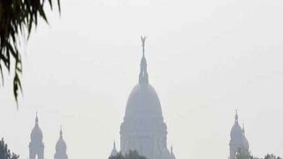 কলকাতায় এক ধাক্কায় রাতের তাপমাত্রা প্রায় আড়াই ডিগ্রি নেমে গেল। দিনের তাপমাত্রা আরও কিছুটা বাড়বে। আগামী চার পাঁচ দিন ভোরবেলা শীতের আমেজ ও মনোরম পরিবেশ।