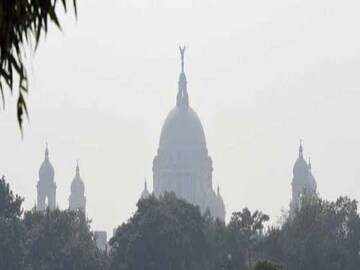কলকাতায় এক ধাক্কায় রাতের তাপমাত্রা প্রায় আড়াই ডিগ্রি নেমে গেল। দিনের তাপমাত্রা আরও কিছুটা বাড়বে। আগামী চার পাঁচ দিন ভোরবেলা শীতের আমেজ ও মনোরম পরিবেশ।