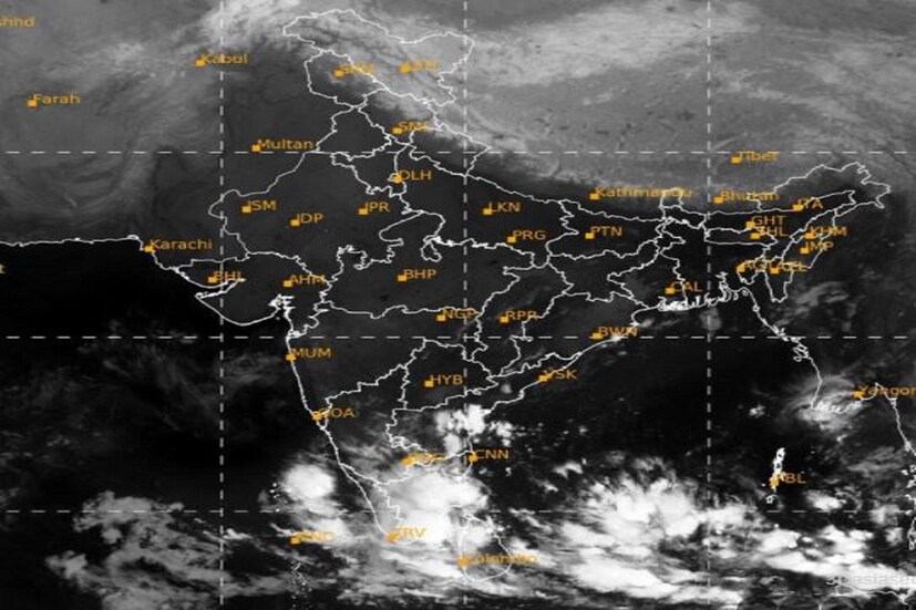 ধীরে ধীরে আসছে কাঙ্খিত শীত, পশ্চিমবঙ্গের ওয়েদার আপডেটে (West Bengal Weather Update) বৃষ্টির (Rain) সম্ভাবনা নেই, কমবে রাতের তাপমাত্রা। সপ্তাহান্তে নামবে রাতের পারদ। রাতে ও সকালে শীতের (Cold) আমেজ বাড়বে। সকালে আংশিক কুয়াশা বিভিন্ন জেলায়। সোম-মঙ্গলবার নাগাদ দার্জিলিং সিকিমে হালকা বৃষ্টির (Rain) সম্ভাবনা। Photo Courtesy- IMD/ Sattelite Picture