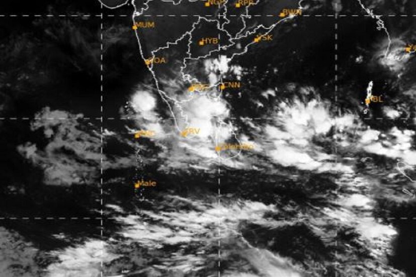 দক্ষিণ-পূর্ব বঙ্গোপসাগরে তৈরি নিম্নচাপ শ্রীলঙ্কা উপকূলের কাছাকাছি অবস্থান করছে। এটি ক্রমশ পশ্চিম দিকে এগিয়ে তামিলনাডু উপকূলের দিকে যাবে। এই নিম্নচাপ থেকে উত্তর-পশ্চিম বঙ্গোপসাগর পর্যন্ত একটি পূবালি অক্ষরেখার রয়েছে। Photo- File