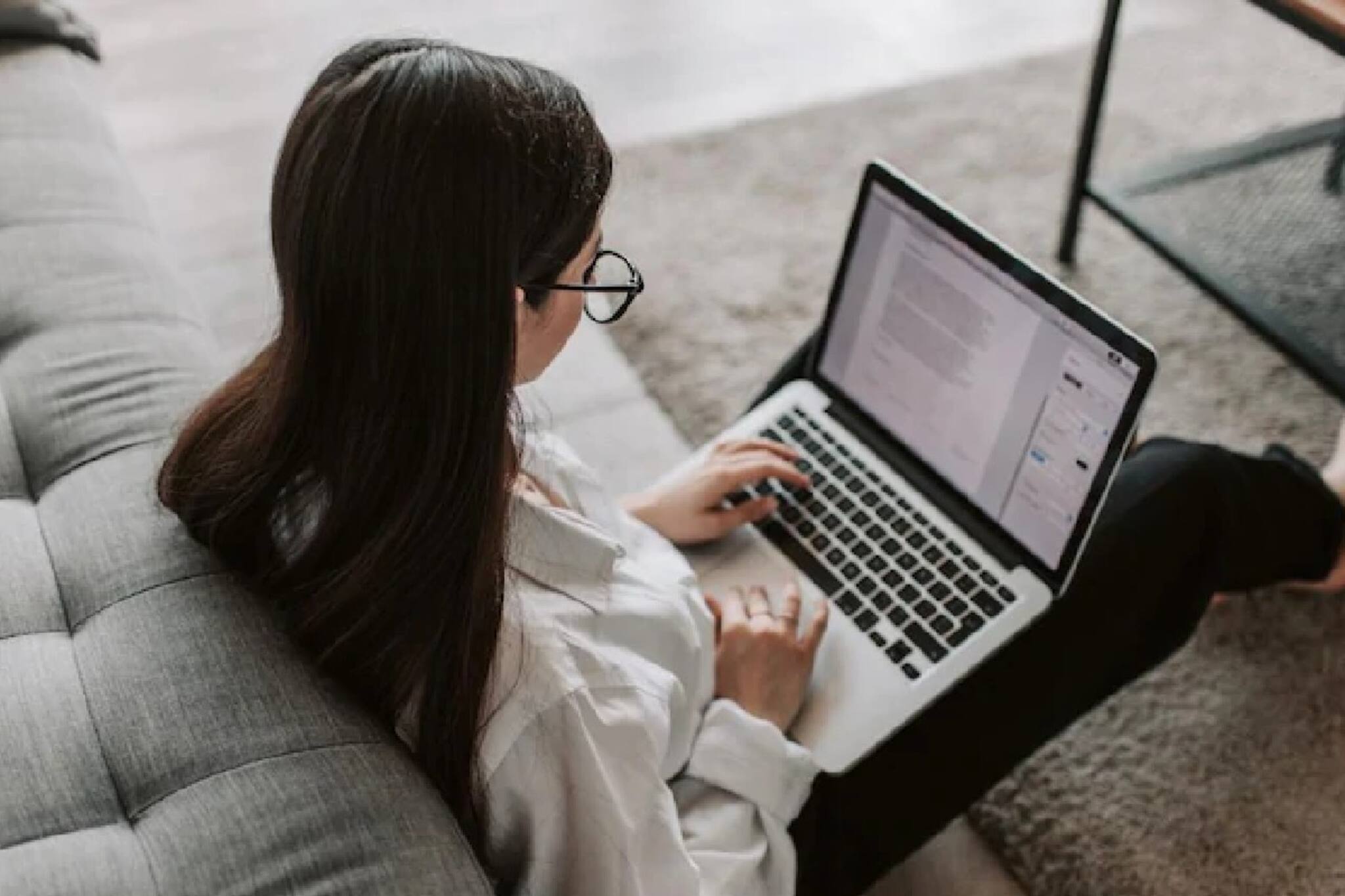 Work From Home Affects: বিছানায় শুয়ে-বসে আরাম করে বাড়ি থেকেই অফিসের কাজ! অভ্যেসই ডেকে আনছে বিপদ