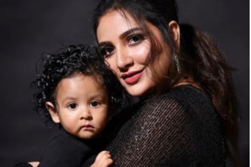 প্রসঙ্গত, ২০১৮-র প্রথম দিকে বিয়ের পিঁড়িতে বসেছিলেন রাজ ও শুভশ্রী। প্রেমের সম্পর্কই বিয়েতে রূপ নেয়। তার পরে তাঁদের জীবনে আসে ছোট্ট ইউভান। ইতিমধ্যে ইউভান টলিপাড়ার সেলেব কিড। 