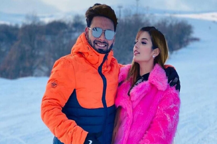এদিকে হার্দিকের পর ঋষভ পন্থের সঙ্গেও প্রেম প্রেম সম্পর্কের কারণের গসিপ বাজারে ছিল৷ কিন্তু সে সম্পর্কও এখন নেই৷ পন্থ নিজে জানিয়েছিলেন তিনি উর্বশী রাউতেলাকে ব্লক করে দিয়েছেন হোয়াটসঅ্যাপে৷ তাহলে তিনি কি ১৮০ ডিগ্রি ঘুরে গিয়ে ভারত বনাম পাকিস্তান ম্যাচের টিকিট উর্বশীকে দেবেন৷ 