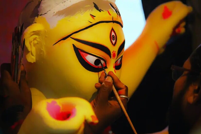 *মহাষষ্ঠী পড়েছে ১ অক্টোবর, শনিবার। এই দিনেই হবে মায়ের বোধন, আমন্ত্রণ এবং চক্ষুদান। সংগৃহীত ছবি। 