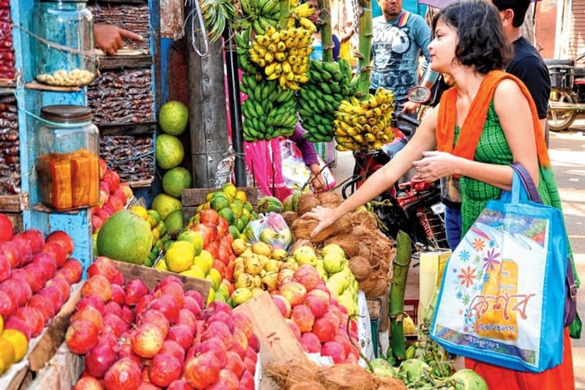 *এ দিকে আজ গড়িয়াহাট বাজারে টমেটর দাম ৫০-৮০ টাকা, কড়াইশুঁটি ২০০-৩০০ টাকা, বেগুন ৬০-৭০ টাকা, পটল ৬০-১০০ টাকা, লাউ ৩০-৪০ টাকা, গাজর ৪৫-৬০ টাকা, ক্যাপসিকাম ৮০-২০০ টাকা, উচ্ছে ৫০-৬০ টাকা, সিম ২০০ টাকা, পেঁয়াজ কলি ২০০ টাকা কিলো। ফাইল ছবি। 