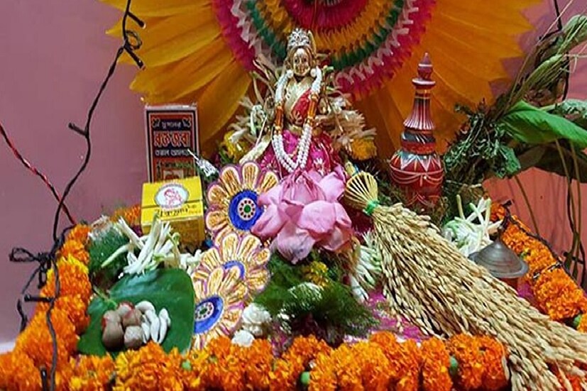 *লক্ষ্মীপুজোর (Lakshmi Puja 2021) দিন সকাল থেকেই রাজ্যের উত্তর থেকে দক্ষিণের একাধিক জেলায় ভারী বৃষ্টি চলছে। আগামী ২৪ ঘণ্টাতেও আবহাওয়ার তেমন কোনও উন্নতির পূর্বাভাস নেই। ফলে বৃষ্টির দাপটে বাজারে ফল, শাকসবজির আগুন দাম। যার ছ্যাঁকায় নাজেহাল গৃহস্থ। ফাইল ছবি। 