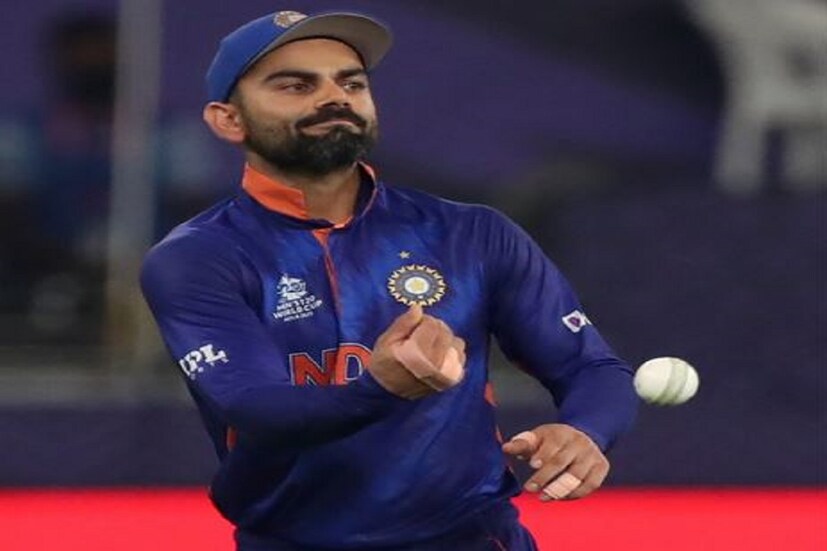 টিম ইন্ডিয়ার অধিনায়ক বিরাট কোহলির বার্ষিক আয় ৭ কোটি টাকা (The Annual Income of Virat Kohli is 7 Crore from BCCI as he is in A+ grade) ৷ ২০২০ ফোর্বসের সেরা ১০০ জনের মধ্যে একমাত্র ভারতীয় খেলোয়াড় হিসাবে ছিলেন ৷ বিসিসিআইয়ের সঙ্গে A+ গ্রেডে চুক্তিবদ্ধ বিরাট ৷ আইপিএল তারকাদের মধ্যে সব থেকে বেশি রোজগার বিরাটের (Virat Kohli's income at IPL is highest) ৷ কেননা আইপিএল (IPL) থেকে বিরাটের প্রতি বছর আয় ১৭ কোটি টাকা (Yearly Virat Kohli earns 17 crore rupees from IPL) ৷ কিন্তু এই বিষয়ে জেনে হয়রান হতে হয় বিরাট কোহলিই সারা বিশ্বের সব থেকে ধনী ক্রিকেটার নন (It's more surprising that Virat Kohli is not the richest player of the globe) ৷ কমপক্ষ আরও পাঁচ জন এমন ক্রিকেটার আছেন যাঁদের রোজগার বিরাটের থেকে বেশি ৷ ছবি সৌজন্যে এপি ৷