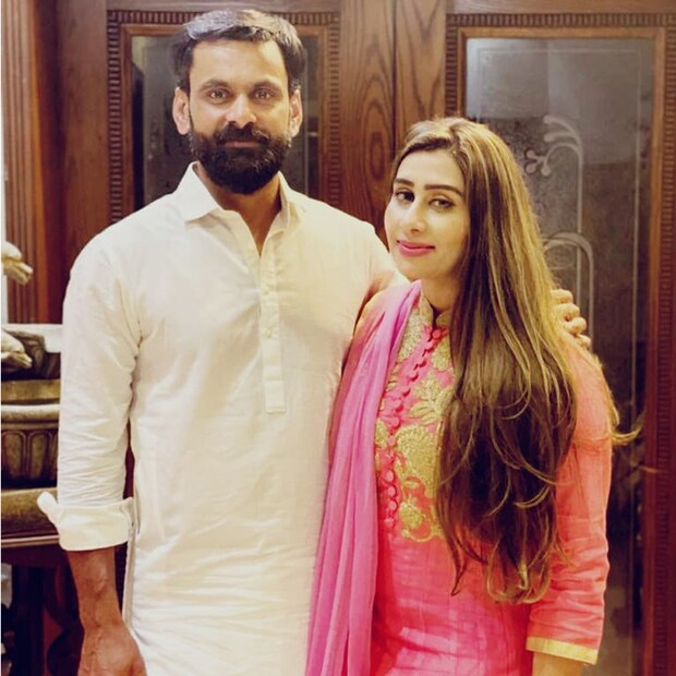 নাজিয়া হাফিজ। পাকিস্তানি ক্রিকেটার মহম্মদ হাফিজের সঙ্গে তাঁর বিয়ে হয়েছিল ২০০৭ সালে। সোশ্যাল মিডিয়ায় অ্যাক্টিভ থাকেন নাজিয়া। ক্রিকেটের প্রতি তাঁর প্রবল আগ্রহ।